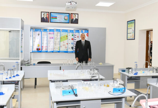 Prezident İlham Əliyev məktəbin yeni korpusunun açılışında