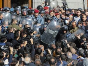 Ermənistanda Paşinyanı tənqid edən deputat ölümlə hədələnir