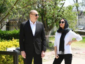 İlham Əliyev Pirsaat Baba ziyarətgahının yenidən qurulması işləri ilə tanış olub