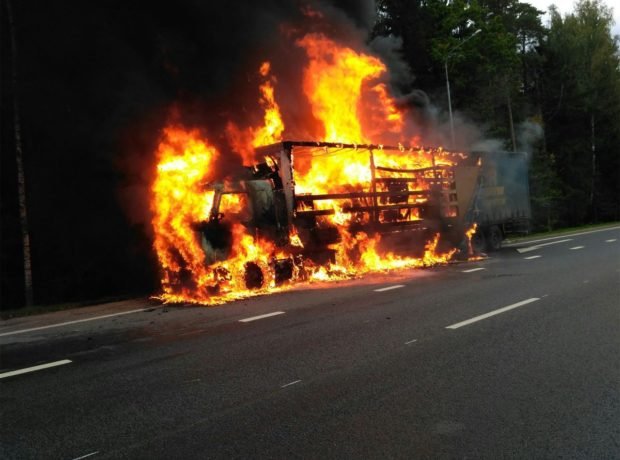 Yanğınla nəticələnən yol qəzası olub, ölən var Yanğınla nəticələnən yol qəzası olub, ölən var