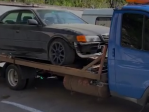 Avtodayanacaqdan “Toyota”nı evakuatorla qaçırdılar; polis dərhal yaxaladı – VİDEO