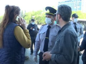 Polis Bakıda sərnişinləri avtobusdan belə düşürdü – VİDEO