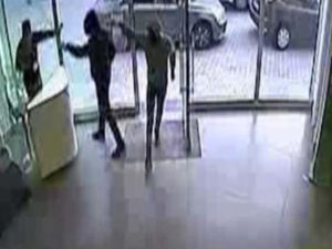 Paytaxtın mərkəzində HƏYƏCANLI DƏQİQƏLƏR: naməlum şəxs 6 nəfəri girov götürdü