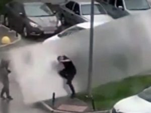 Şiddətli külək kişini qaldırıb asfalta çırpdı – ANBAAN VİDEO