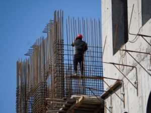 Bakıda fəhlə səkkizinci mərtəbədən yıxılıb ölüb