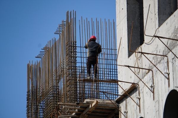 Bakıda fəhlə səkkizinci mərtəbədən yıxılıb ölüb Bakıda fəhlə səkkizinci mərtəbədən yıxılıb ölüb