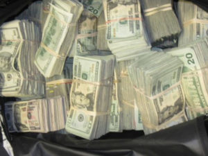 Yolda tapdıqları 1 milyon dolları polisə təslim etdilər
