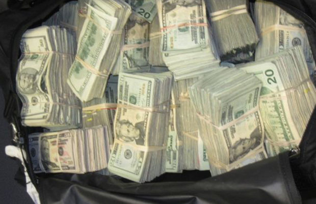 Yolda tapdıqları 1 milyon dolları polisə təslim etdilər Yolda tapdıqları 1 milyon dolları polisə təslim etdilər