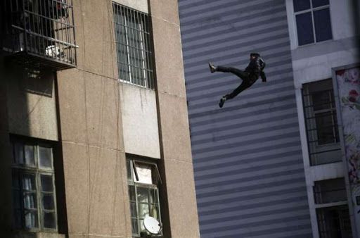 Bakıda polisin restoranda reydi zamanı müştəri özünü 3-cü mərtəbədən atdı Bakıda polisin restoranda reydi zamanı müştəri özünü 3-cü mərtəbədən atdı