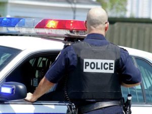 Naməlum şəxs avtomobili polislərin üzərinə sürüb