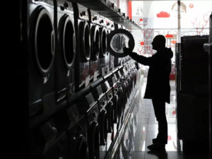 Ata 3 yaşlı oğlunu 1 saat paltaryuyan maşınında saxladı, həbs olunub