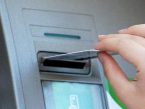 Paytaxtda bankomatdan pul çıxaran qadını izlədilər, sonra çantasını soydular