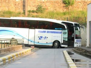 Polis sərnişinlə dolu avtobusu saxladı – Hamı xəstəxanaya aparılıb