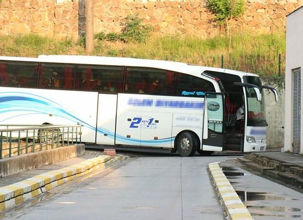 Polis sərnişinlə dolu avtobusu saxladı – Hamı xəstəxanaya aparılıb Polis sərnişinlə dolu avtobusu saxladı – Hamı xəstəxanaya aparılıb