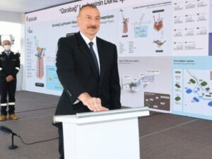 Prezident “Qarabağ” yatağının dayaq blokunun dənizə yola salınma mərasimində