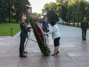 Sahibə Qafarova naməlum əsgərin məzarını ziyarət etdi – FOTO
