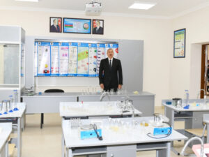 Prezident İlham Əliyev məktəbin yeni korpusunun açılışında