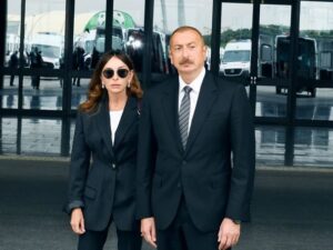 İlham Əliyev və Mehriban Əliyeva Balaxanı qəsəbəsində aparılan abadlıq işləri ilə tanış olublar