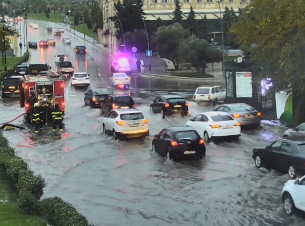 Bakının bəzi yollarında nəqliyyatın hərəkəti çətinləşib, avtobuslar gecikir Bakının bəzi yollarında nəqliyyatın hərəkəti çətinləşib, avtobuslar gecikir