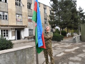 İlham Əliyev Xudafərin körpüsündə Azərbaycan bayrağını qaldırıb