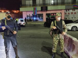 Bakıda polis komendant saatını pozan sürücünü xəbərdarlıq atəşi ilə saxlayıb