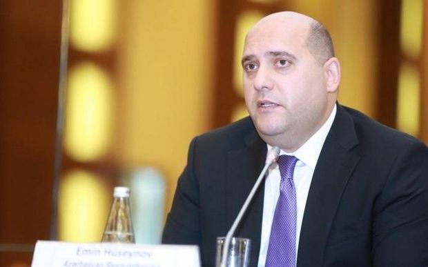 Mehriban Əliyevanın köməkçisinə Qarabağ torpağı və Xarıbülbül toxumu hədiyyə edilib Mehriban Əliyevanın köməkçisinə Qarabağ torpağı və Xarıbülbül toxumu hədiyyə edilib