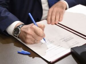 İşləməyən bu şəxslərə ayda 200 manat təqaüd veriləcək – FƏRMAN İMZALANDI