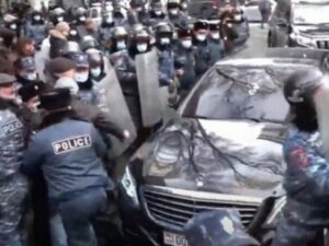 SON DƏQİQƏ: Nikol Paşinyan öldürüldü? – Avtomobilinə silahlı hücum…
