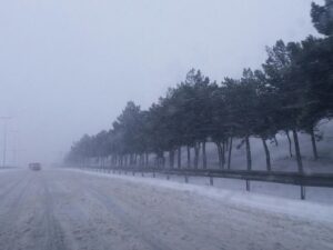 Hava şəraiti kəskin dəyişib, yağıntılı olub, əksər rayonlarda qar yağıb – Faktiki hava