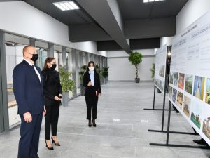 Prezident İlham Əliyev və birinci xanım Mehriban Əliyeva Binə qəsəbəsində yeni inşa edilmiş Tədris və Xidmət Kompleksinin açılışında iştirak ediblər