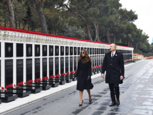 Prezident İlham Əliyev və birinci xanım Mehriban Əliyeva 20 Yanvar faciəsinin 32-ci ildönümü ilə əlaqədar Şəhidlər xiyabanını ziyarət ediblər