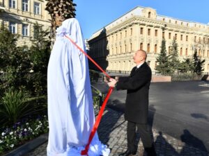 İlham Əliyev xeyriyyəçi Hacı Zeynalabdin Tağıyevin Bakıda ucaldılan abidəsinin açılışında iştirak edib