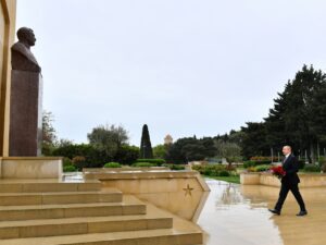 İlham Əliyev faşizm üzərində Qələbə uğrunda həlak olan Azərbaycan övladlarının xatirəsini ehtiramla anıb