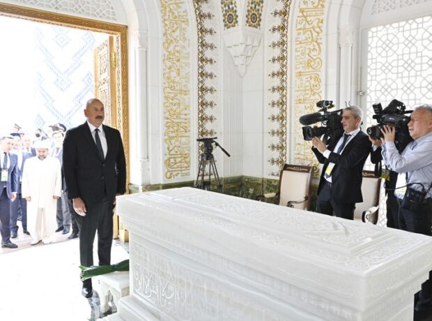 İlham Əliyev Özbəkistanın birinci Prezidenti İslam Kərimovun məqbərəsini ziyarət edib İlham Əliyev Özbəkistanın birinci Prezidenti İslam Kərimovun məqbərəsini ziyarət edib