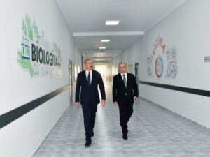 Prezident Suraxanıda yeni inşa edilmiş məktəb kompleksində yaradılan şəraitlə tanış olub – FOTO