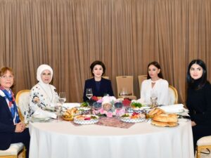 Mehriban Əliyeva Səmərqənddə təşkil olunan naharda iştirak edib