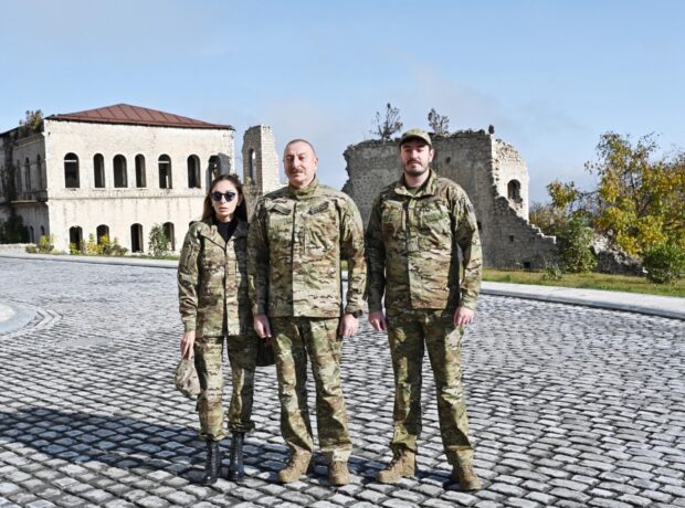 İlham Əliyev və Mehriban Əliyeva Zəfər Günü münasibətilə Şuşada təşkil olunan tədbirdə iştirak ediblər İlham Əliyev və Mehriban Əliyeva Zəfər Günü münasibətilə Şuşada təşkil olunan tədbirdə iştirak ediblər