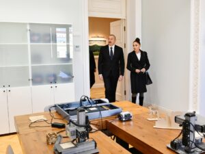 İlham Əliyev və Mehriban Əliyeva Bakıda Uşaq-Gənclər İnkişaf Mərkəzində əsaslı təmirdən sonra yaradılan şəraitlə tanış olublar