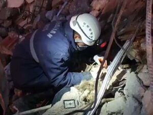 Azərbaycan xilasediciləri Hatayda dağıntılar altından tapılan qızıl və zinət əşyalarını yerli polisə təhvil verib