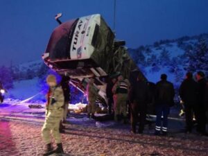 Avtobus qəzası: Ölənlər və yaralılar var