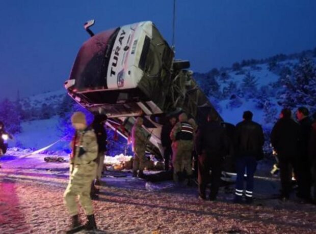 Avtobus qəzası: Ölənlər və yaralılar var Avtobus qəzası: Ölənlər və yaralılar var