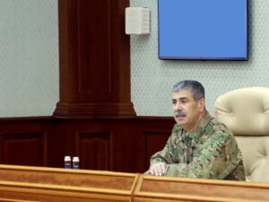 Müdafiə naziri: Heç kəs bizimlə təhdid dilində danışa bilməz