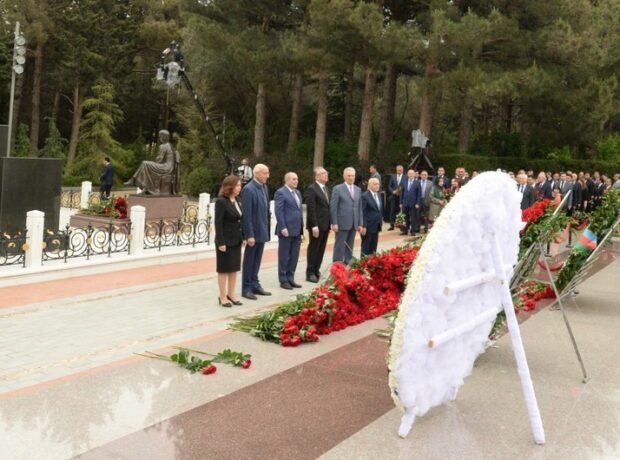 YAP-ın nümayəndələri Ulu Öndər Heydər Əliyevin məzarını ziyarət ediblər YAP-ın nümayəndələri Ulu Öndər Heydər Əliyevin məzarını ziyarət ediblər