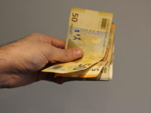 600 manat müavinətin verilməsinə başlanılır: kimlər alacaq?