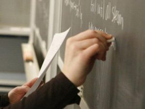 Müəllimlərin orta aylıq əməkhaqqısı 830 manata çatacaq